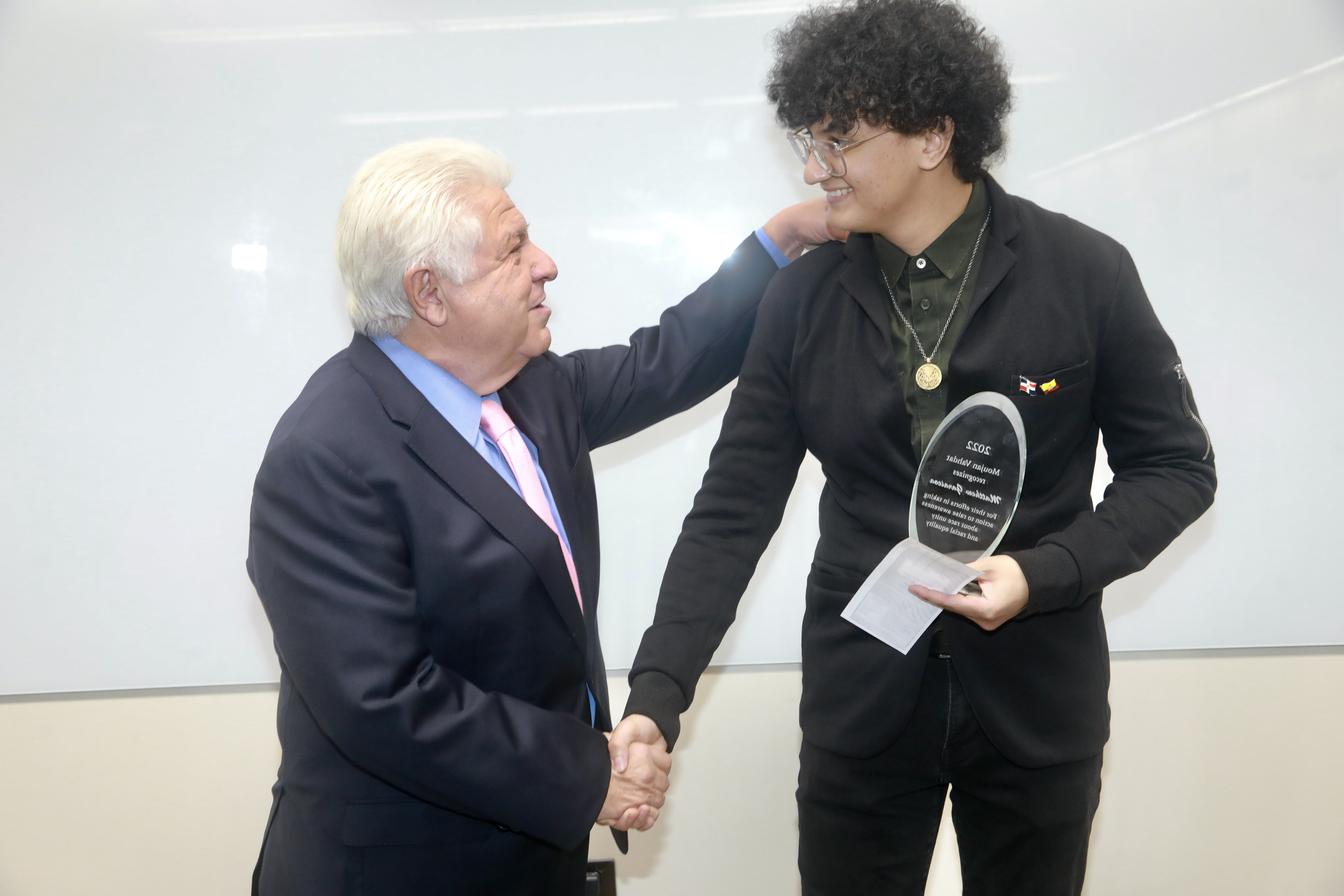 Moujan Vahdat congratulates Matthew Garaicoa. (Photo: Hiram Alejandro Durán)